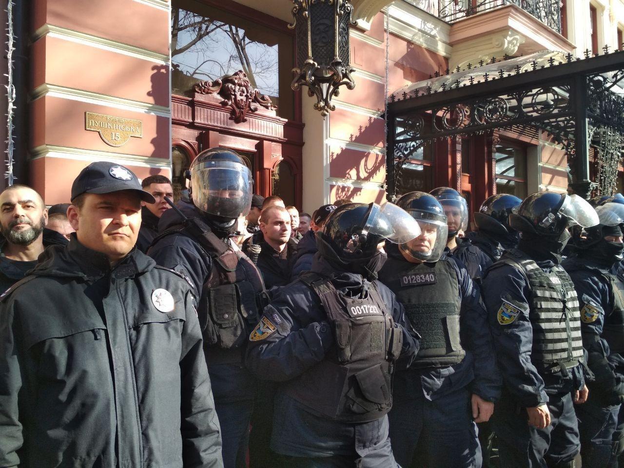 Активисты блокировали гостиницу Бристоль Фото: Думская 