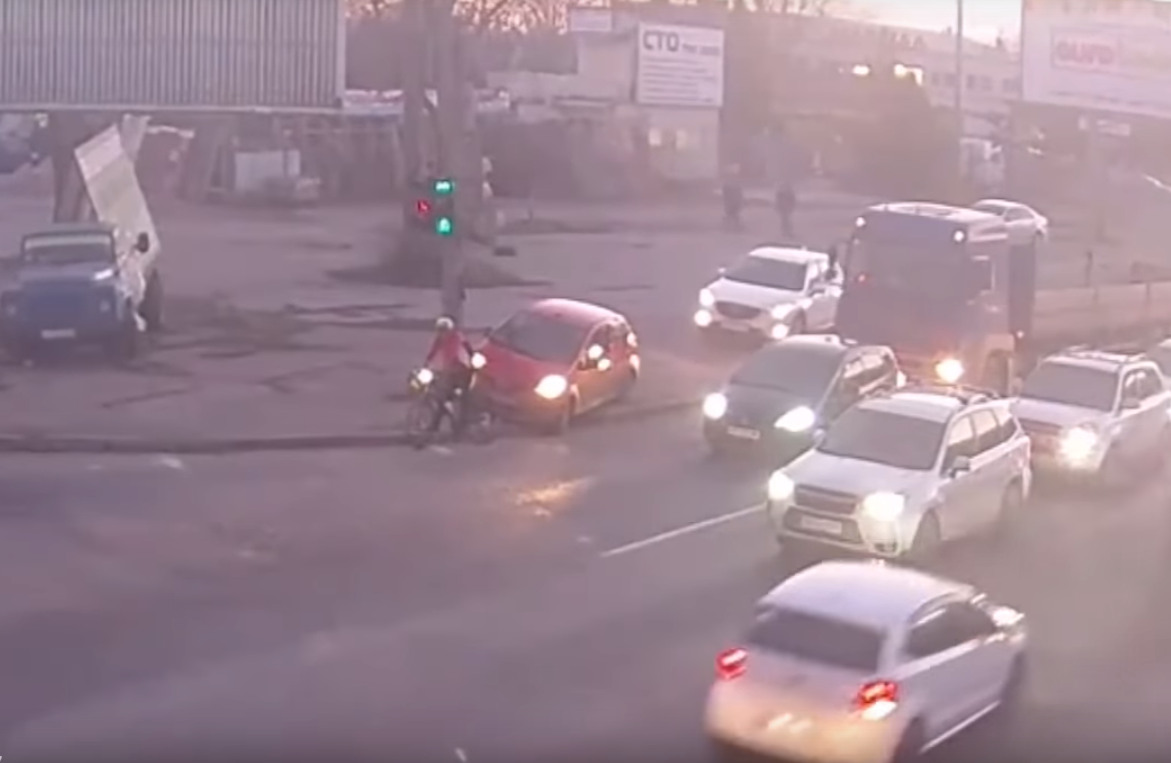В Одессе на тротуаре не разминулись автомобиль и велосипедист Фото: кадр из видео 
