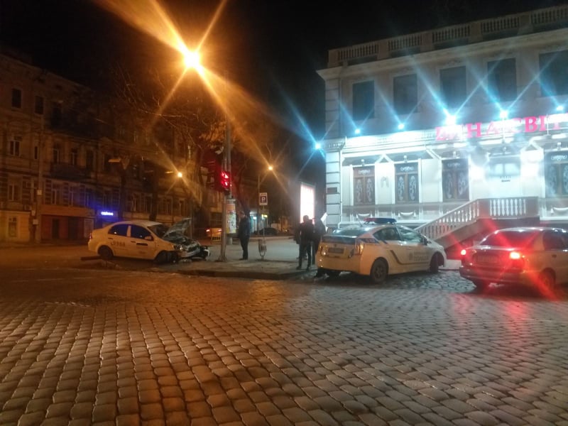 В Одессе одна машина сбила столб, а вторая горела Фото: Мегафон