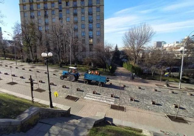 Чтоб не парковались: на аллее Героев Небесной сотни установили бетонные цветники