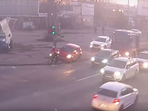 В Одессе нашли водителя, который чуть не сбил велосипедиста. Кадр из видео