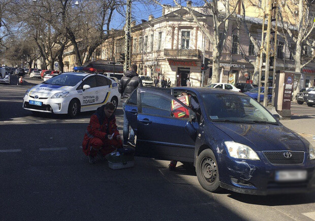 Не заметил: в центре Одессы водитель сбил девушку на пешеходном пере фото