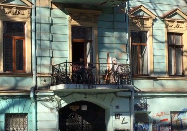 На радость прохожим: в Одессе гитарист сыграл блюз на балконе фото