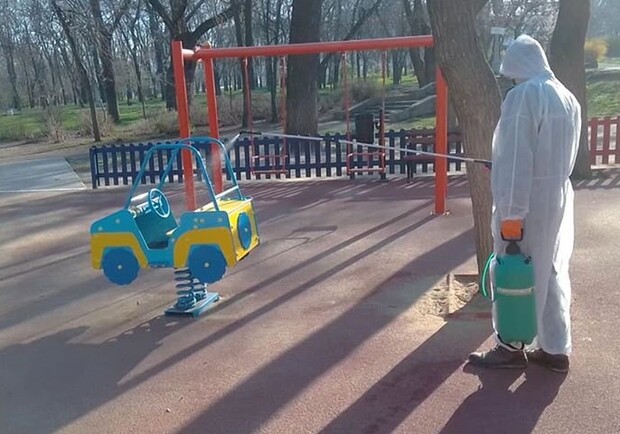 Лишним не будет: как часто в Одессе дезинфицируют детские площадки фото
