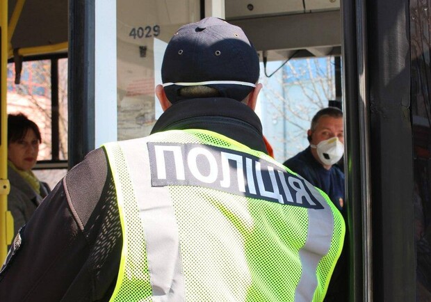 Карантин в Одессе: патрульные проверяют общественный транспорт  фото