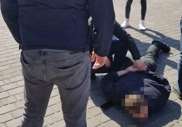 Попался: в Одессе полицейский вымогал деньги у уличного продавца картофеля фото