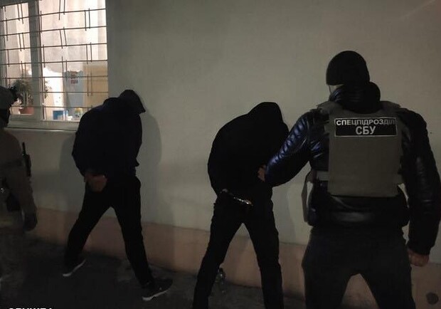 Грабили отделения почты и офисы: в Одессе задержали бандитов фото