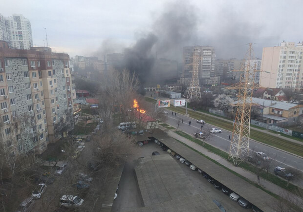 Последствия ДТП: на Таирова горела машина и киоск  фото