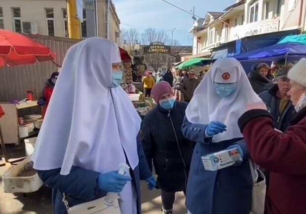 Акцию повторят: в Одессе монахини раздавали маски  фото