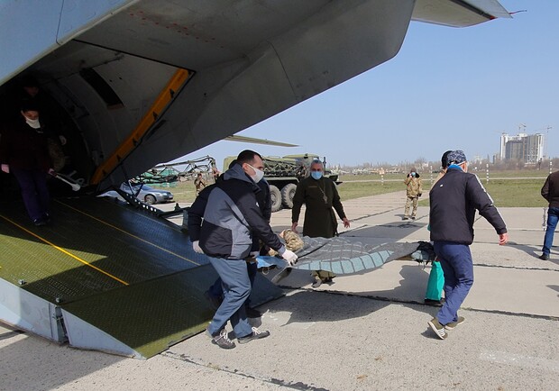 В Одессу прибыл борт с раненными военными: пять человек в тяжелом состоянии  фото