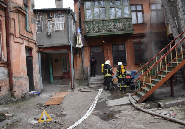 В центре Одессы горел дом: огонь вспыхнул в подвале  фото