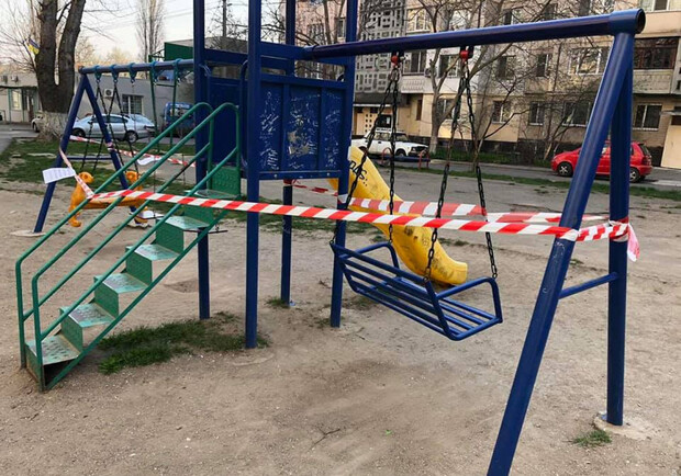 В Одессе закрыли детские площадки. Фото: ЖКС "Порто-Франківський"