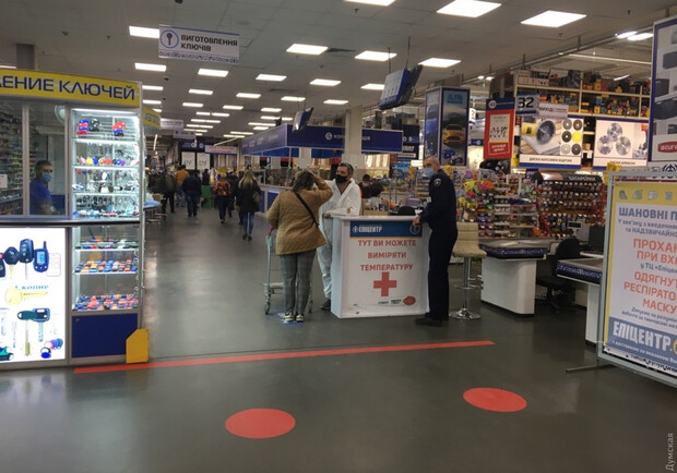 В одесских супермаркетах стали мерить температуру. Фото: Думская