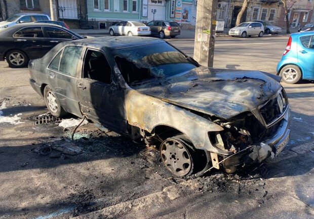 Кого-то разозлил: в центре Одессы горела машина активиста фото