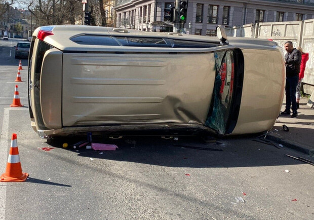 В центре Одессы перевернулся автомобиль: есть пострадавший фото