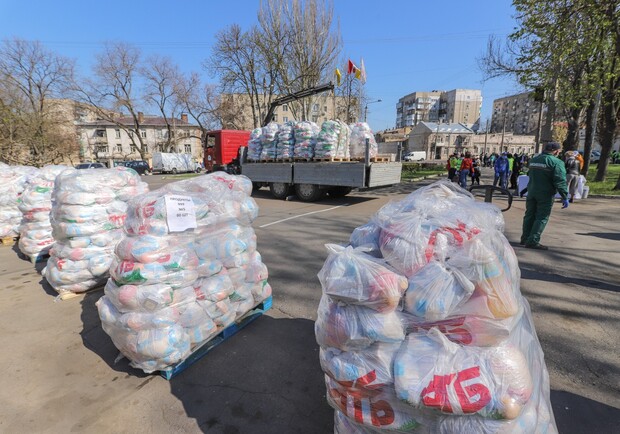 По Одессе волонтеры развозят помощь нуждающимся: созданы три опорных пункта фото