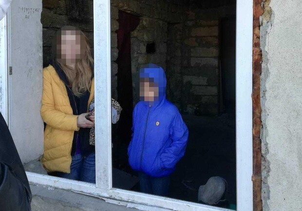Без окон, дверей и отопления: в Одессе полиция изъяла у горе-матери троих детей фото