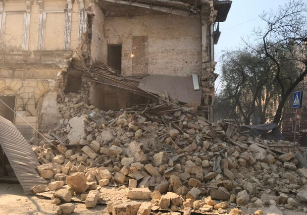 В центре Одессы рухнул старинный дом: на месте ЧП работают спасатели  фото