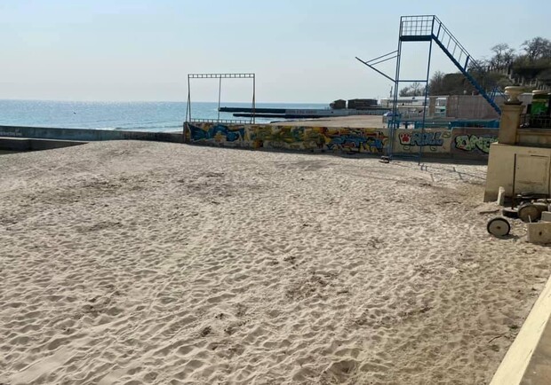 Передумали: пляж в Одессе на 16-й Фонтана освободили от свай  фото