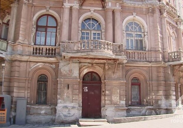В Одессе с фасадов исторических домов сбили лепнину: адреса фото