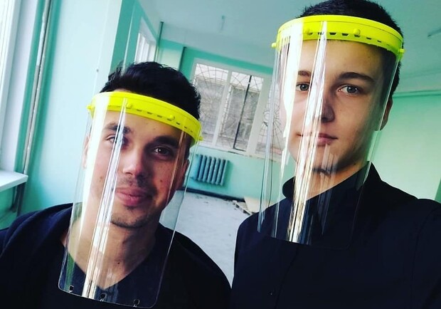 Борьба COVID-19: одесские студенты бесплатно изготавливают медицинские щитки фото