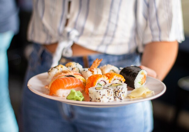 Де і за скільки замовити доставку суші у Львові: огляд онлайн-закладів