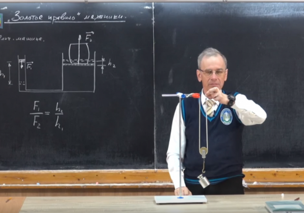Заслужил: одесский учитель физики получил серебряную кнопку YouTube фото
