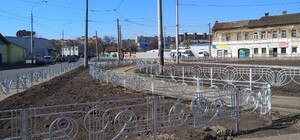 Со сквером и газонами: на Куреневке обновили Петропавловскую площадь