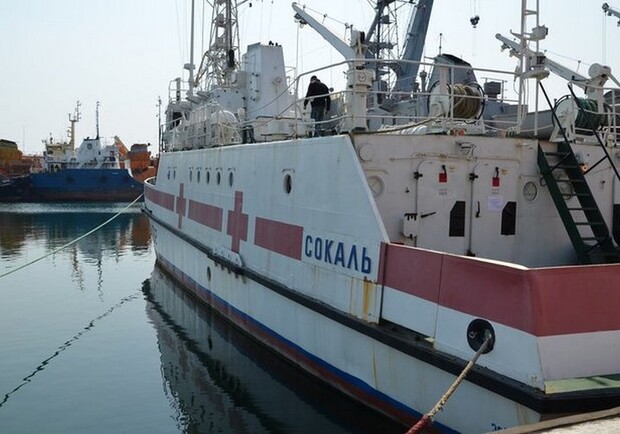 Для военных: в Одесском порту приготовили катер для больных коронавирусом фото