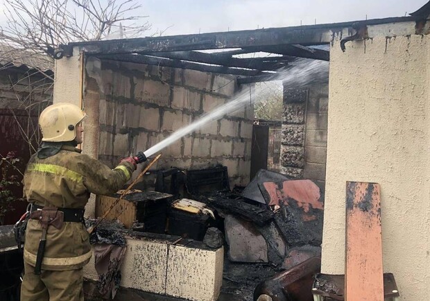 За вечер в Одессе произошло два пожара: горела высотка и частный дом фото