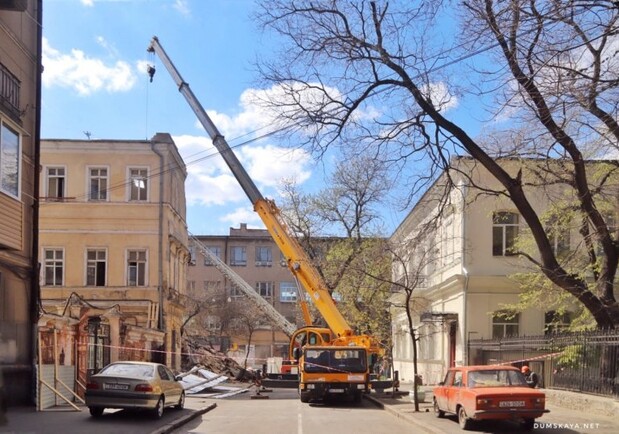Переулок закрыт: в Одессе разбирают обрушившееся здание  фото