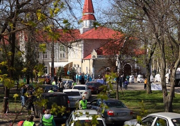 Не выходя из машины: одесская церковь проведет Пасхальное богослужение на парковке  фото