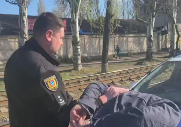 В Одессе пока водитель чинил автомобиль его обокрали: грабителей задержали фото