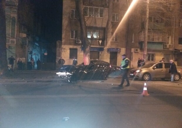 В центре Одессы машина влетела в дерево: есть пострадавшие фото
