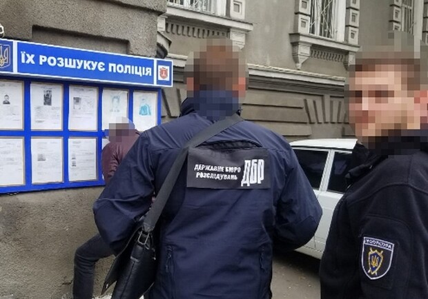 Пять тысяч долларов за кражу авто: одесских полицейских поймали на взятке фото