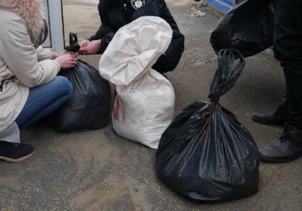 Выкинули на помойку в завязанном мешке: в Одессе нашли девять щенков фото