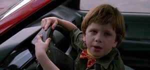 Какой самостоятельный: 10-летний мальчик приехал в магазин на машине (видео)