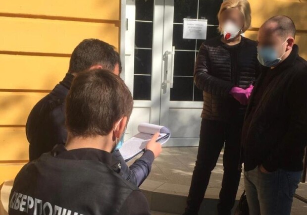 Три года подделывали документы: в Одессе задержали "черных" регистраторов  фото