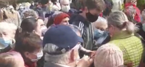 Бесплатная раздача масок: в Черноморске нарушили карантин и устроили давку