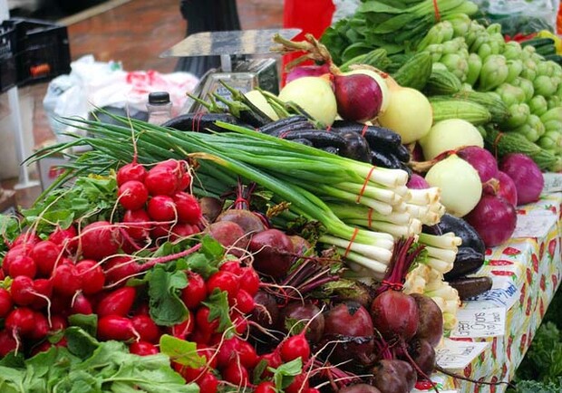 Беги за овощами: Кабмин разрешил открыть продовольственный рынки фото