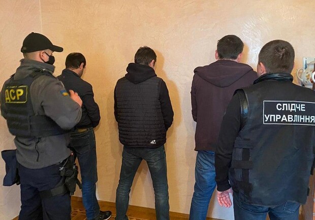 За плечами десятки краж: в Одессе задержали домушников фото