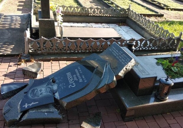 Ничего святого: подростки устроили погром на кладбище фото