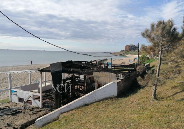 Ночной пожар: на пляже в Черноморске сгорела летняя терраса кафе  фото