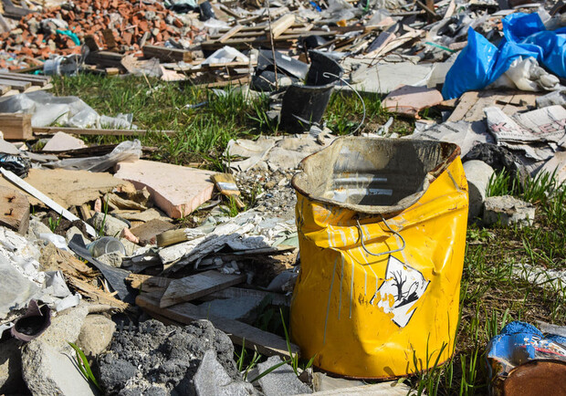 Не ленитесь: на Черемушках возникла стихийная свалка с габаритным мусором  фото