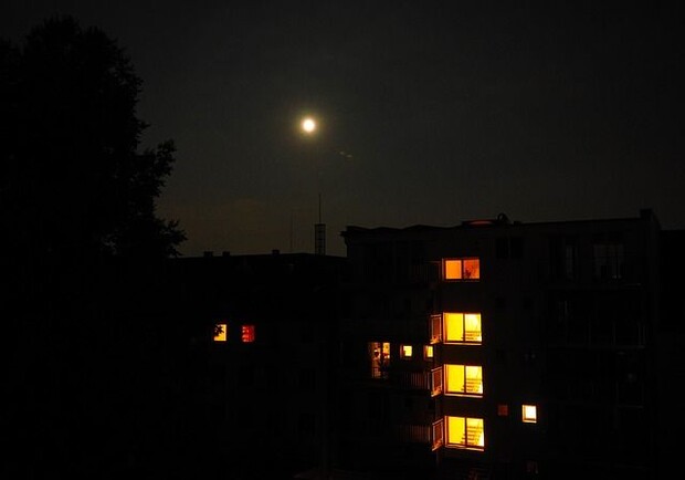 По неосторожности: ночью на Таирова молодой парень выпал с балкона фото