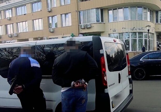 Держали три дня в заложниках: в Одессе бандиты похитили мужчину  фото