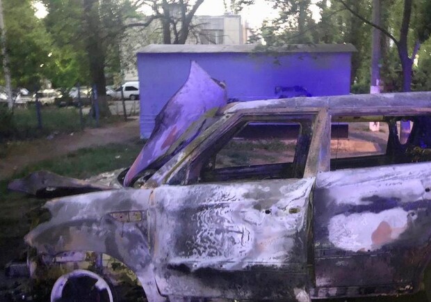 Поджог: на проспекте Добровольского сгорела машина фото