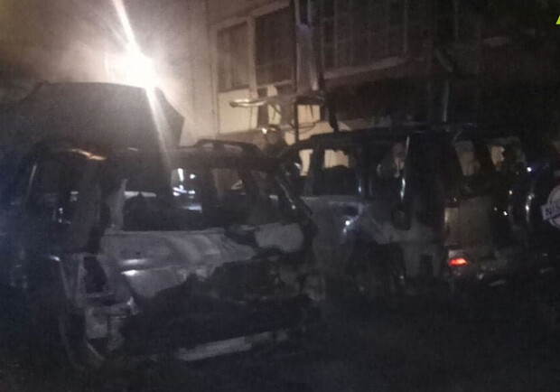 Ночью в центре Одессы прогремел взрыв: сгорели два автомобиля  фото