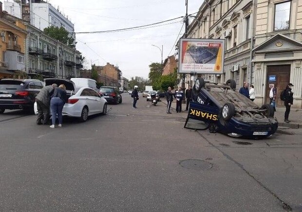Недоброе утро: на Тираспольской перевернулось такси фото