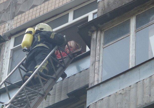 Сегодня на поселке Котовского горела квартира: пожарные спасли пять человек  - фото